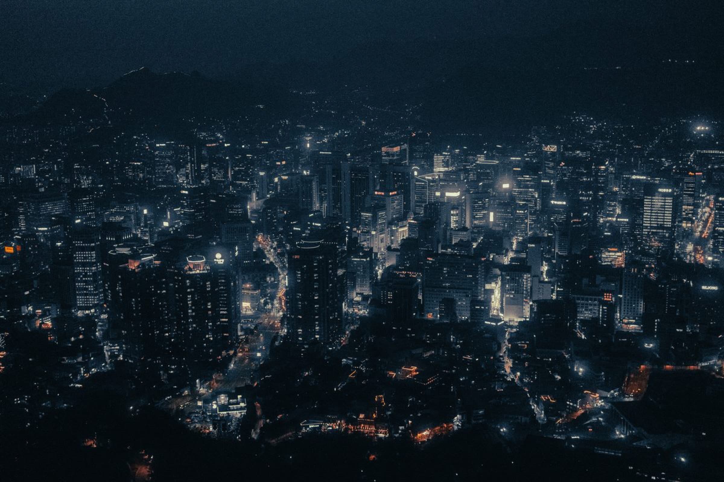 从南山俯瞰的首尔夜景,城市灯火一直延伸到地平线