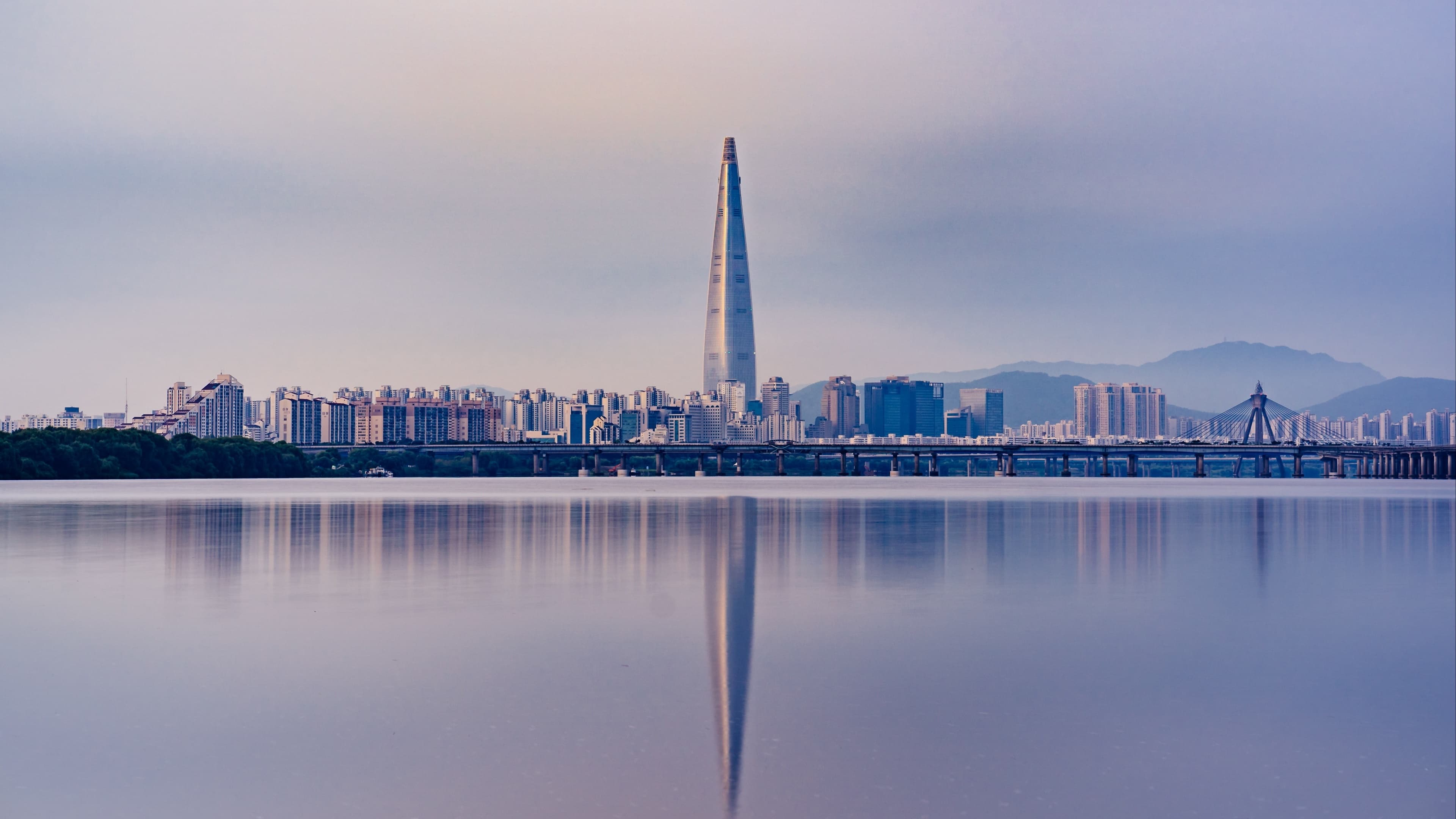 서울 도심의 고층 빌딩 스카이라인