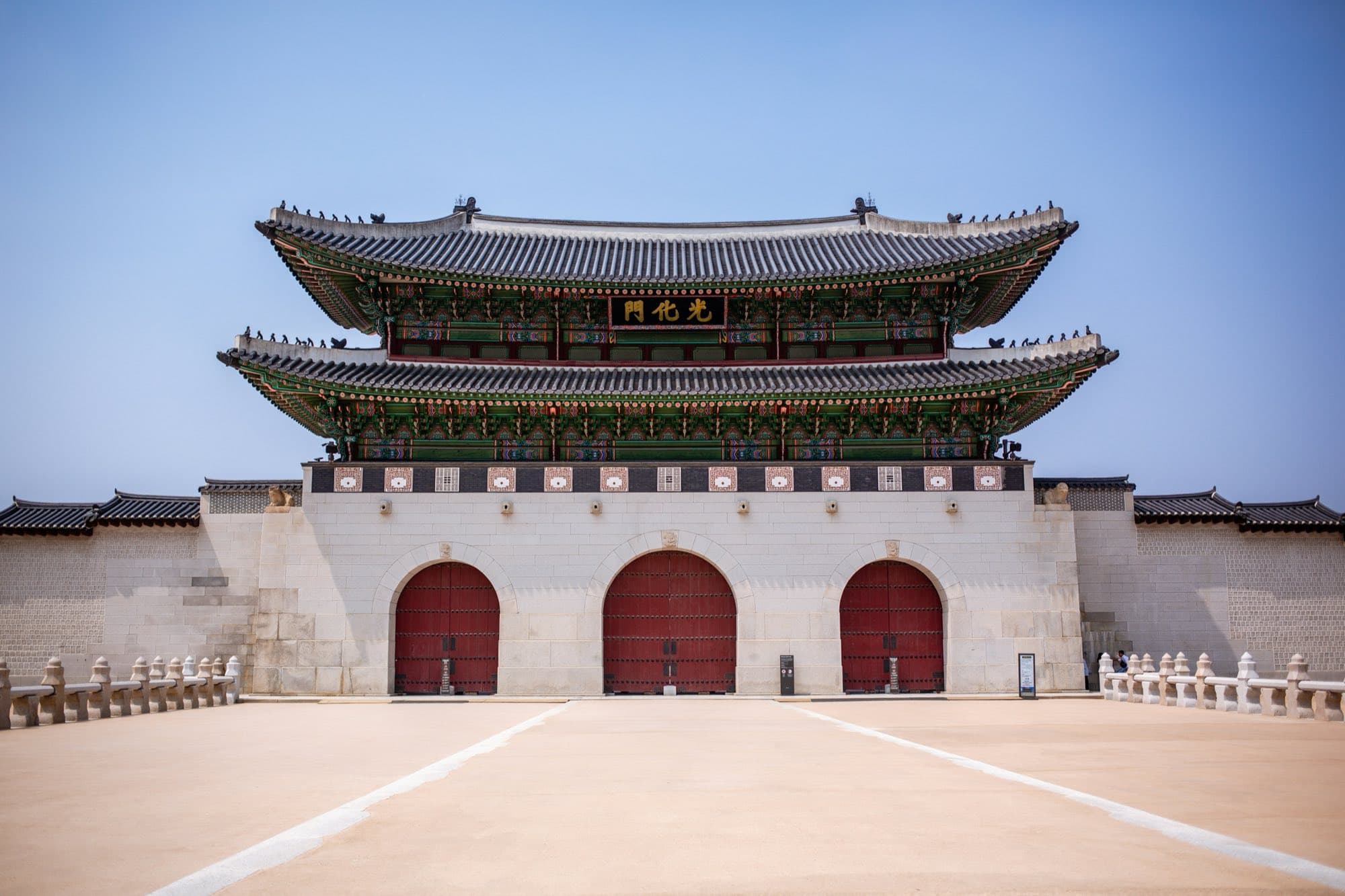 맑은 하늘 아래 서울 광화문의 정면